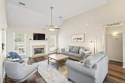 Big Savings! Gorgeous, updated 4 bedroom home that sleeps 10! - Image 4