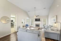 Big Savings! Gorgeous, updated 4 bedroom home that sleeps 10! - Image 5