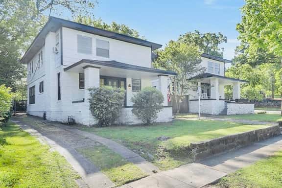 Sleeps 12 • Budget-Friendly Downtown Birmingham Crew House - Image 1