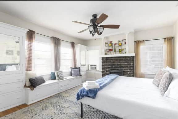 Sleeps 12 • Budget-Friendly Downtown Birmingham Crew House - Image 4