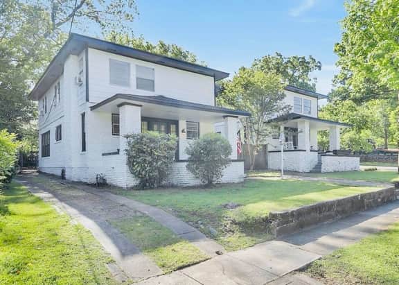 Sleeps 12 • Budget-Friendly Downtown Birmingham Crew House - Image 2