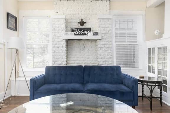 Sleeps 12 • Budget-Friendly Downtown Birmingham Crew House - Image 4
