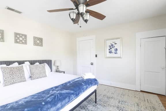 Sleeps 12 • Budget-Friendly Downtown Birmingham Crew House - Image 3