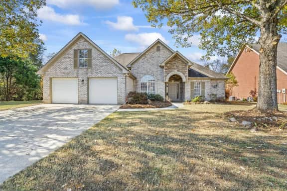 Big Savings! Gorgeous, updated 4 bedroom home that sleeps 10! - Image 2