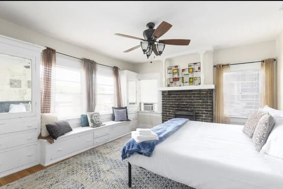 Sleeps 12 • Budget-Friendly Downtown Birmingham Crew House - Image 1